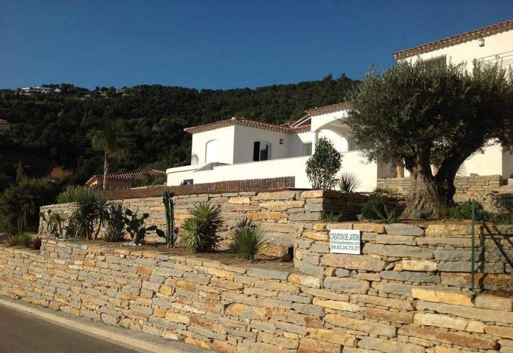 Décoration en pierres jardin Saint Cyr sur Mer